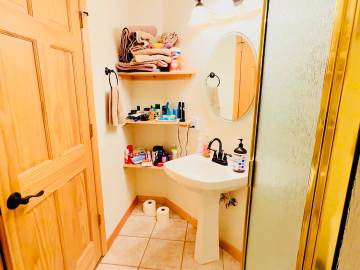Chas' messy small bathroom
