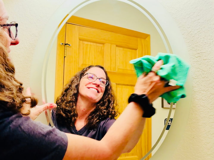 Chas cleaning mirror