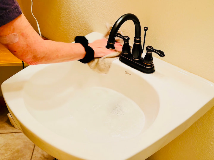 Chas cleaning sink