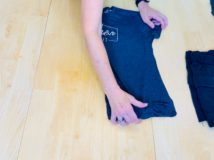 Outfit roll - fold the shirt